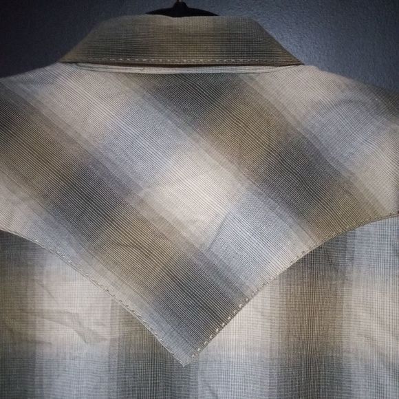 Wrangler Men's Blue and Gray Plaid Button Down Shirt - Picture 7 of 8